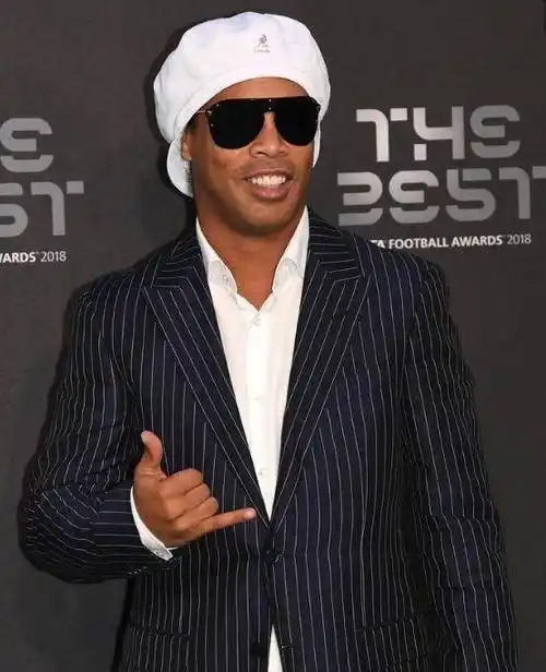 现出强大的 现出强大的